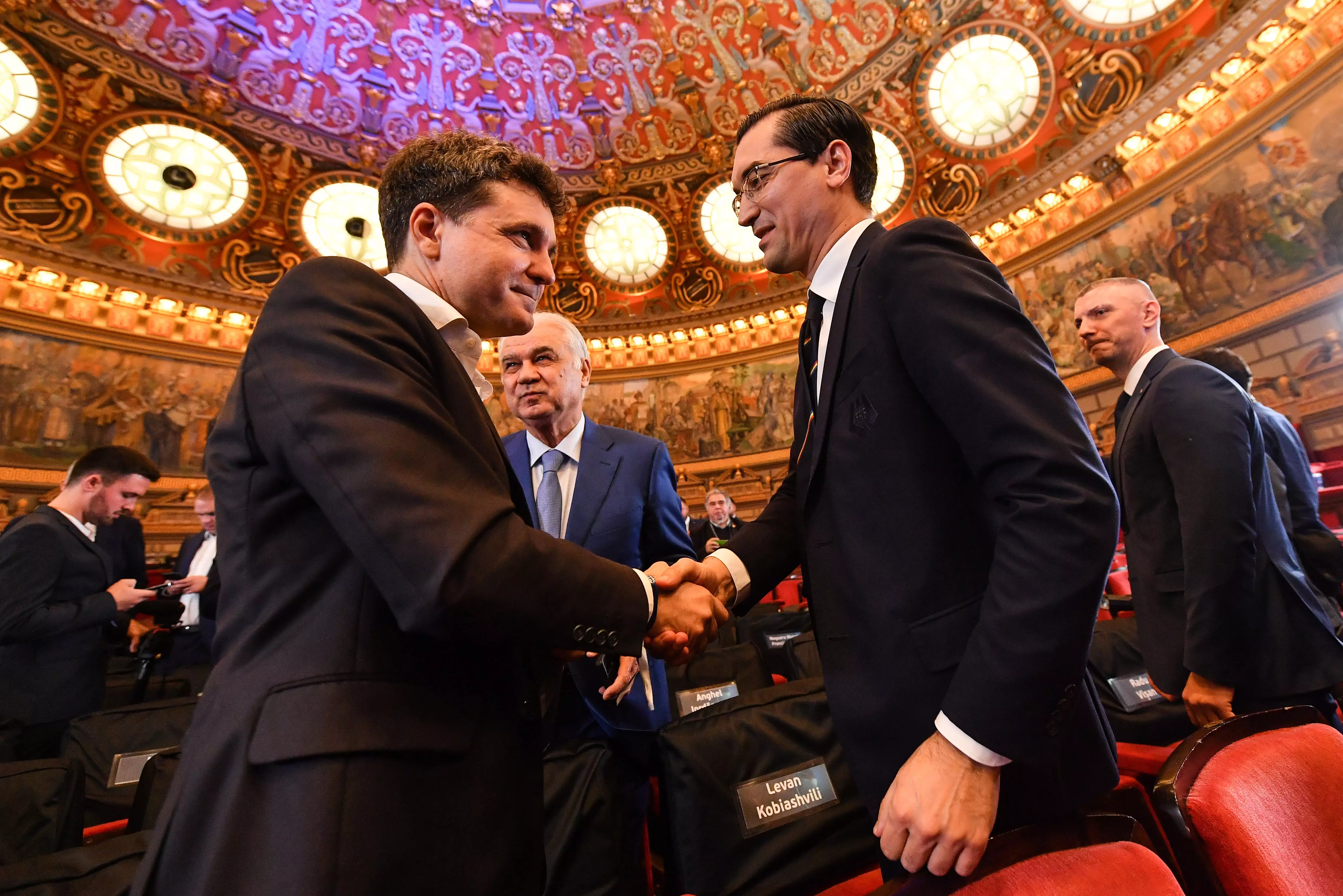 Răzvan Burleanu îi transmite o invitație lui Nicușor Dan după ce a devenit noul președinte al României